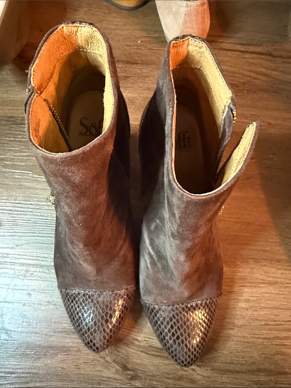 Soft Brown Suede Pointed Toe Ankle Boots zip up size 7.5M